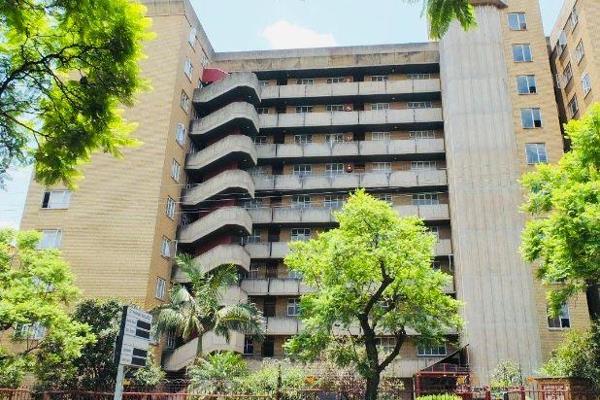 Original 3 Bedroom Apartment situated at NO LOADSHADDING area. Walking distance to the union bulidings, close to Sheraton, Spar and ...