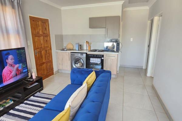 Features:
3 bedrooms
Kitchen with hob &amp; under counter oven
Open plan reception area
2 bathrooms
Pre-paid electricity
Solar ...