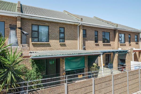 Lock-up-and-go!

Open Plan living area leading to under cover braai area
Kitchen with lots of build-in cupboards, electric oven and ...