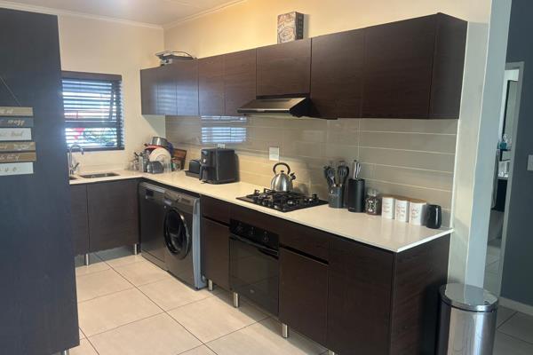 Deposit:  R18000
Pet Friendly
Prepaid Electricity
Available:  1/4/2025

Spacious 3 Bedrooms 
2 Bathroom (Main En Suite)
Open ...