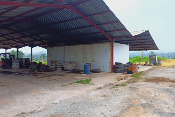 2Ha small holding next to main tar road. ideal for business tract in workshop. Lota of potential. 4 Bedroom 440m&#178; main house needs ...