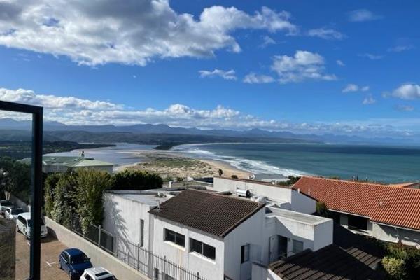 Breathtaking sea, lagoon and mountain views from this charming, 3 bedroom 2 bathroom centrally situated apartment.

A charming neat ...