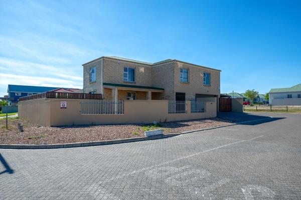 ****Exclusive Mandate**** 
  
This stunning 4-bedroom home is designed for those who love to entertain while enjoying the perfect ...