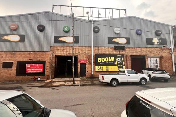 Located in the heart of Fordsburg, Gauteng, this impressive warehouse is situated in a high-demand business hub, offering easy access ...