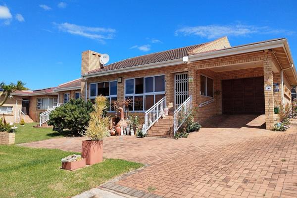 Located in the serene Eedenglen Retirement Village in Jeffreys Bay, this charming home offers everything you need for a relaxed ...