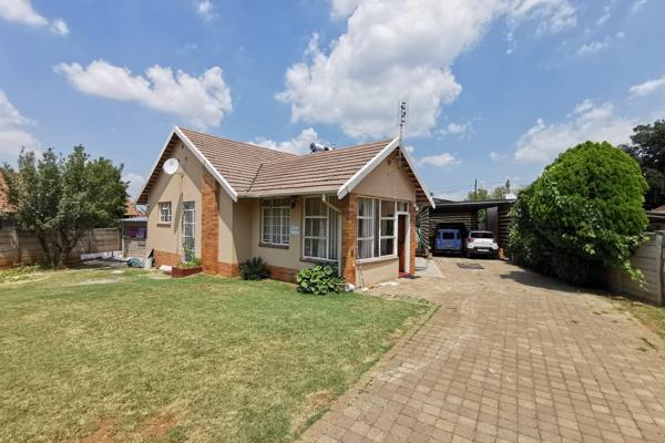 This home is located in Stilfontein Ext 1 and not only offers the 3 Bedroom &amp; 1 Bathroom house, but also a 1-bedroom flatlet, 4 ...