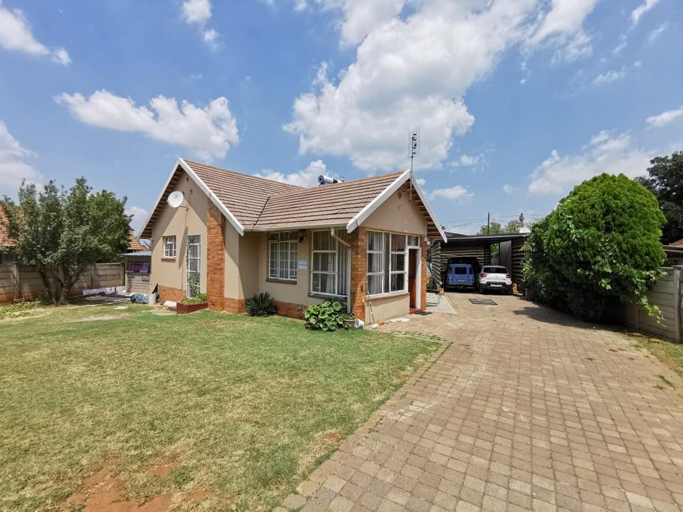 4 Bedroom House for sale in Stilfontein Ext 1 - P24-115700685