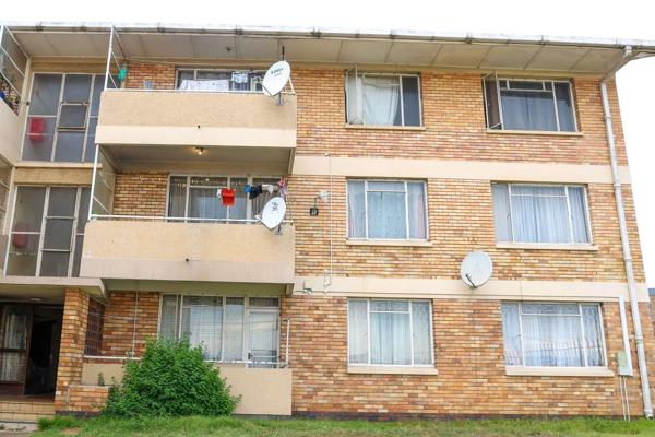 CALLING ALL INVESTORS: 
Currently tenanted with a monthly rental of R7 500

This property consists of the following:
3 bedrooms - 2 ...