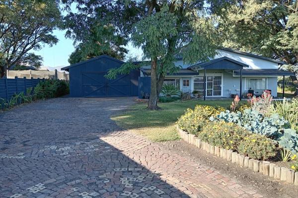 Welcome to this stunning modern farm house, perfectly situated between Hartbeespoort and Brits. Enjoy the serenity of the surrounding ...