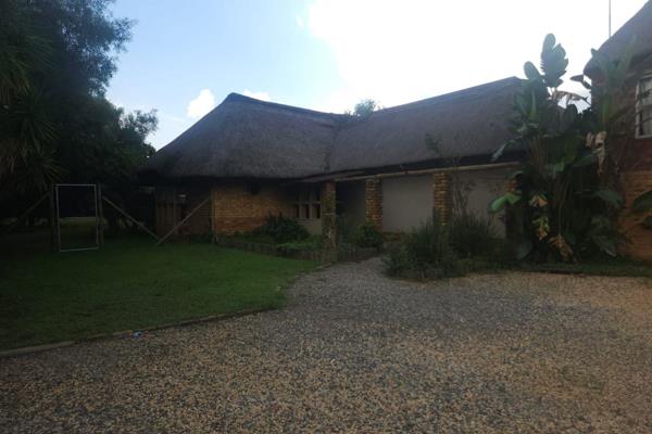 Charming thatch-roof family home available to rent!

This property features spacious living areas, cosy fireplace, and a boma with a ...