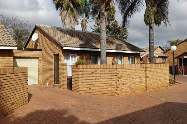 Free standing townhouse in highveld available 01 april 2025

two bedrooms
open plan living - and dinning room 
one full ...