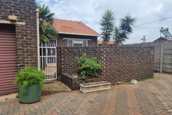 Available immediately. This wonderful two-bedroom flat is situated in a complex (with a total of three units) in Rensburg. The suburb ...