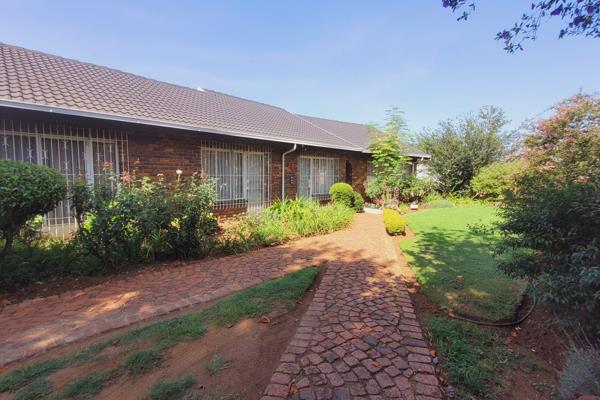 Nestled in the peaceful suburb of Mayfield Park in the south of Johannesburg, this spacious family home offers the perfect blend of ...