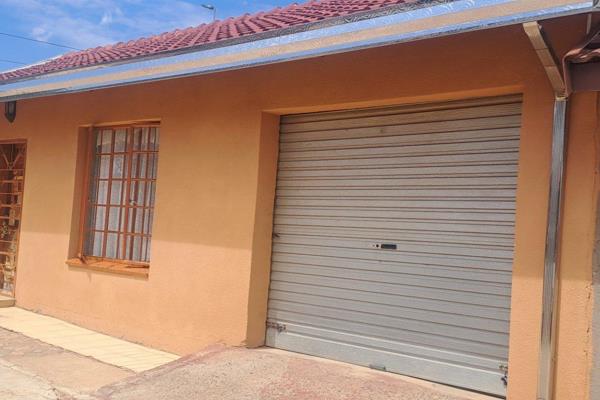 This house offers:
2 bedrooms
Fitted kitchen
Open plan lounge
Bathroom
Carport
Garage 

For more info please contact me to arrange  ...