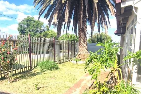 This lovely cottage style house is nestled in the heart of Whiteridge, Roodepoort. ...