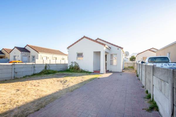 Exclusive Sole Mandate
Come home to this 2 Bedroom Renovators Property. Broadlands Village is situated in walking distance to a small ...