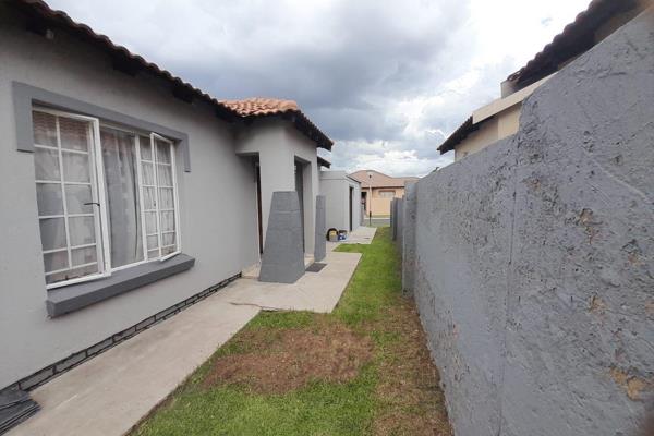 This townhouse is situated in Da Vinci Heights, a well established Estate in Ben Fleur with 24 hour security and gated complex.
This ...