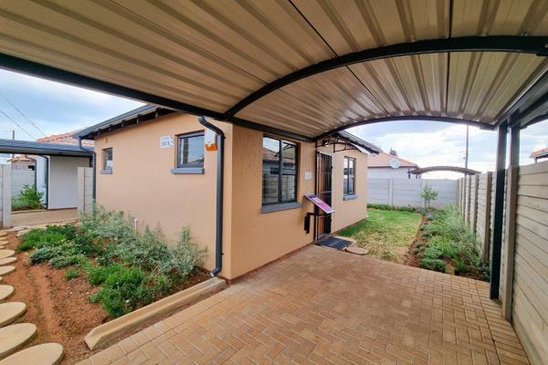 Modern 40 square meter 2 bedroom house is found in Protea.
Star Village is a sought after residential area .
The yard is reasonably ...