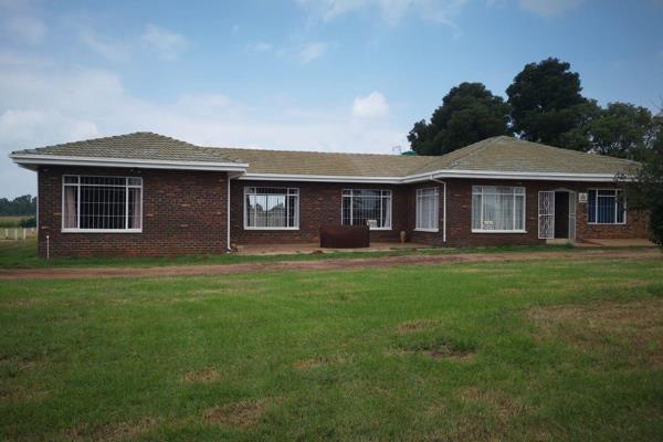 .....88 Vlakplaats, Tarlton, Krugersdorp
Erf Size8.5 ha 
Vlakplaats, Tarlton: 8.5 ha property with spacious 3 bedroom home, flat / ...