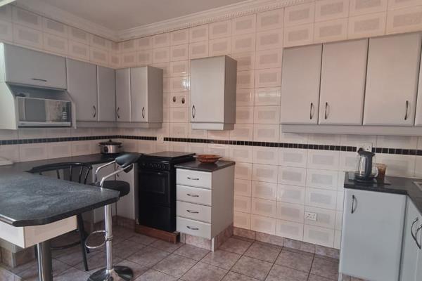 The property is situated closely to Pretoria Road and the Rynfield Terrace Shopping Centre.
The property features 1 bedroom and 1 ...