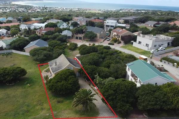 An exceptional investment opportunity awaits in the sought-after coastal town of Stilbaai-Wes! This beautifully designed 2-bedroom ...