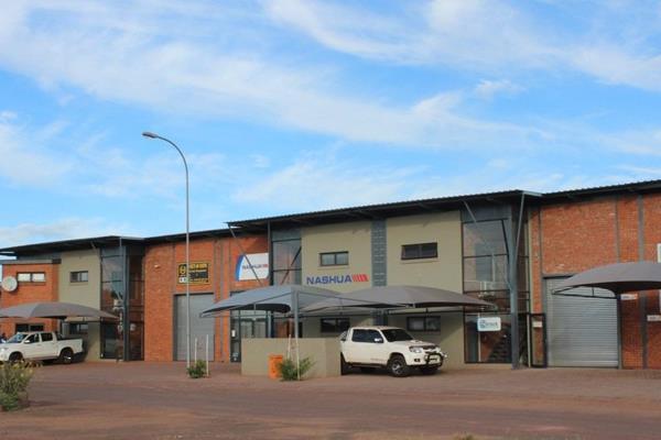 This premises is perfect if you are looking for warehouse space or light industrial workshop space.
The premises offers workshop / ...