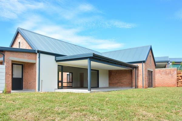 This country home offers refined living and a superb outlook. The well-designed open-plan living space flows into an elegant dining ...