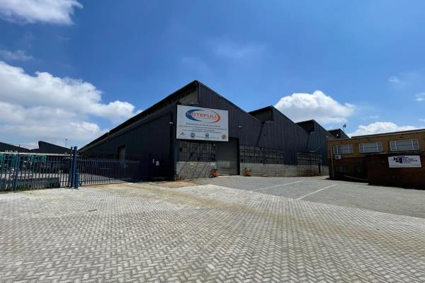 This industrial unit offers multiple bays equipped with cranes, with capacities ranging ...