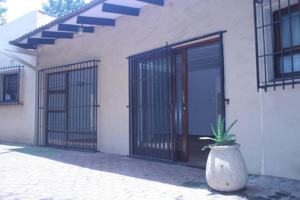 Cottage available in Ferndale.

The rent is R4900 and excludes R300 for electricity. 

Open plan TV lounge with sliding doors and patio ...