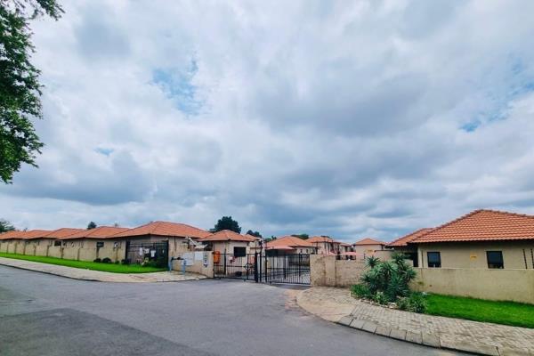 Nestled in the heart of Groblers Park Roodepoort, this stunning 2-bedroom, 2-bathroom ...