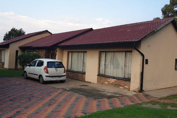 LARGE 3 BEDROOM HOUSE WITH FLAT

Very large open plan lounge, living room , dining room ...