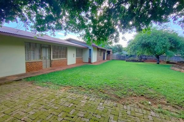 A four-bedroom house is for sale in Kameeldoring Mokopane, well-located. 

It is located in a quiet and well-known neighborhood. Also ...