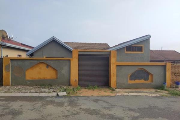 This three bedroomed home in Tembisa is perfect for a small family looking to create their dream space. The bedrooms come with built in ...
