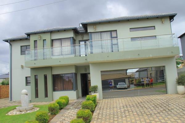 This spacious  fully family home has mordern 4 bedroom

3 bathroom and large modern ...