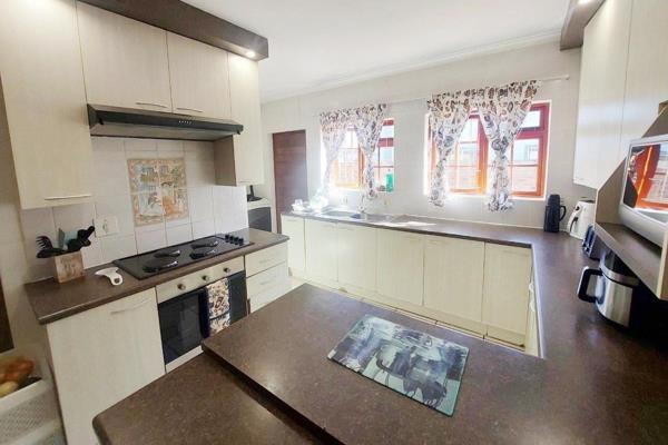 SOLE MANDATE
BRING OFFERS

This property consists of the following:
4 bedrooms with ...