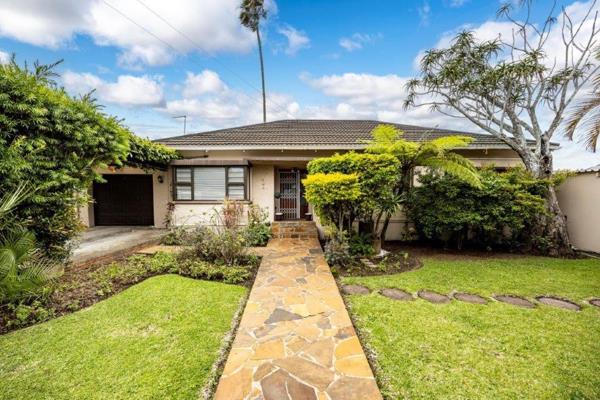 Spacious Family Home in a Prime Location

Welcome to this stunning and spacious home, perfectly located close to top schools and ...