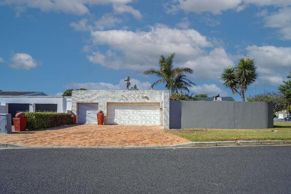 Spacious Entertainer’s Home on a Corner Plot in Flamingo Vlei
This 3-bedroom, 2-bathroom home in Flamingo Vlei is an entertainer’s ...