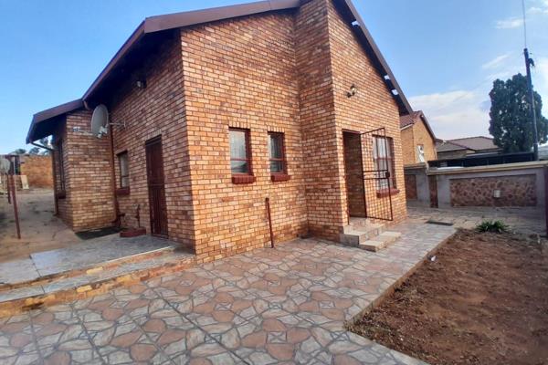 This charming property, located in the sought-after area of Morula View, Mabopane, North West, offers a fantastic opportunity for both ...