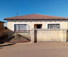 House for sale in Hlalanikahle