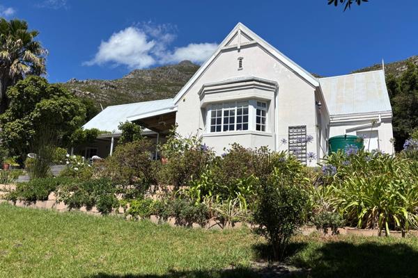 Positioned high up in Hillcrest this home offers privacy and peace in an affluent part of Hout Bay and has become available for long ...