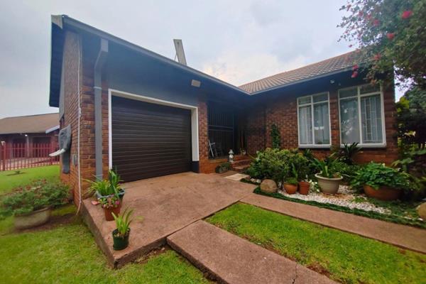 Beautiful 3 bedroom house in a quiet street in Dennesig, close to schools and amenities.
This beautiful 3 bedroom home with wooden and ...