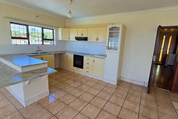 Airy 3 bedroom unit with BIC, 2 bathrooms(mes), open plan lounge and dining area and fully fitted kitchen.
secure parking
close to ...