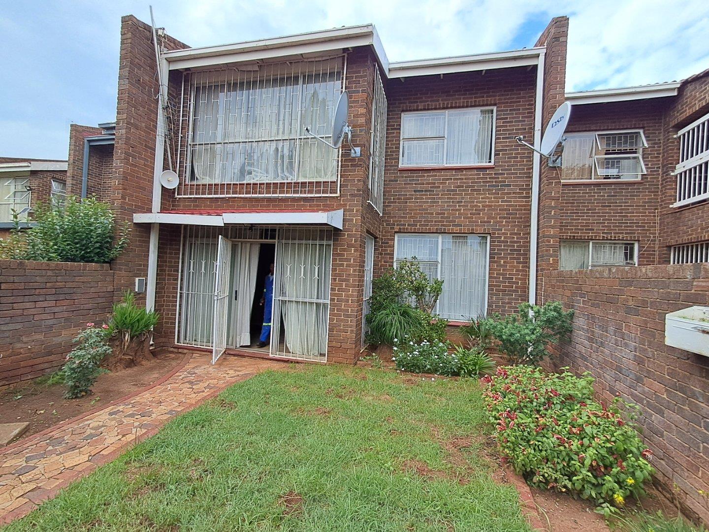 3 Bedroom Townhouse for sale in Stilfontein - P24-115751481