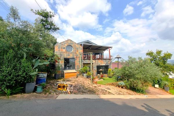 Located at the top of Villieria against the Magalies and with lovely views over the suburbs, this is the the ultimate idea of open plan ...