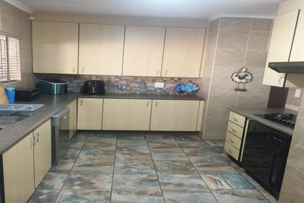 Charming Family Home with Investment Potential in Parkrand, Boksburg
Discover this spacious and well-located family home, brimming with ...