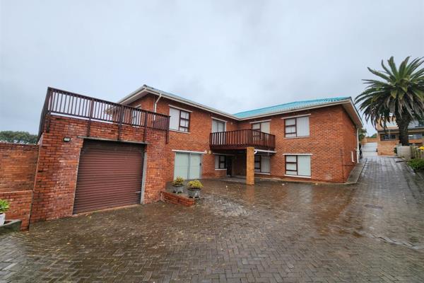 This 3 Bedroom house forms part of a double storey house with 2 houses:1This one on the ground floor, and the other on the first floor ...