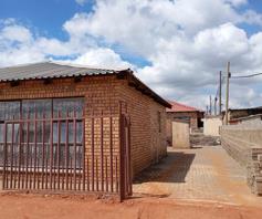 House for sale in Hlalanikahle