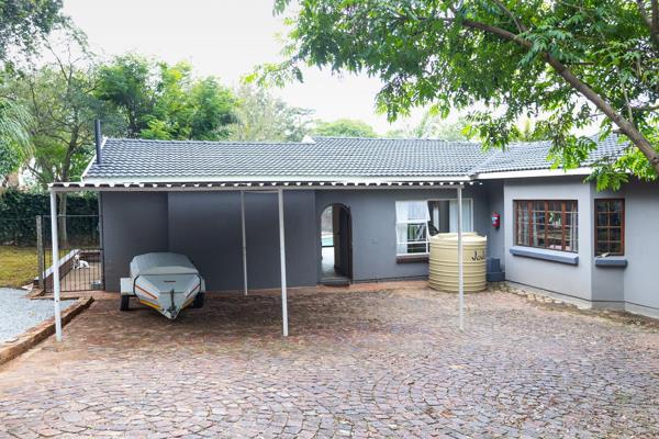 Charming and loved corner property in a family friendly crescent of Randpark Ridge 

The main house is spectacularly spacious at ...