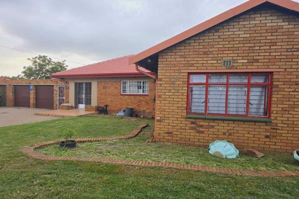 Welcome to this incredible 4 bedroom, 3 bathroom property, perfectly situated in Tasbet Park, Witbank. This beautiful home boasts a ...