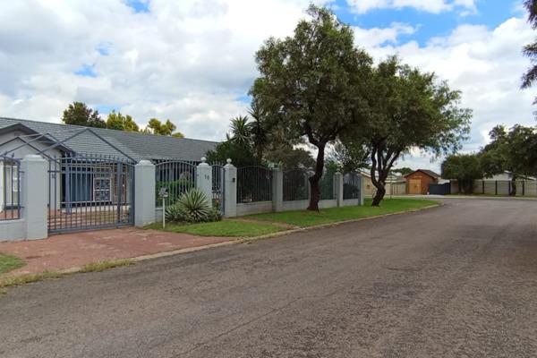 Nestled in the desirable Verwoerdpark, this charming&#160; home offers comfortable living on a generous 950 m/sq ERF. Stepping inside ...